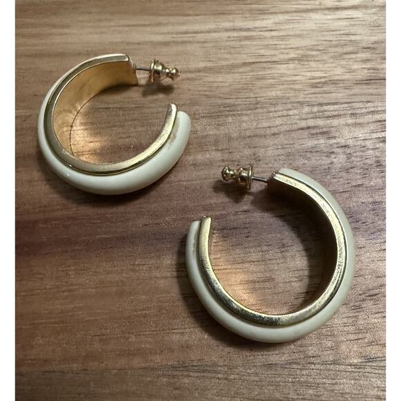 Vintage RARE Avon 1” Hoop Earrings Cream Ivory And Gold Tone Iconic 90’s - Picture 1 of 6